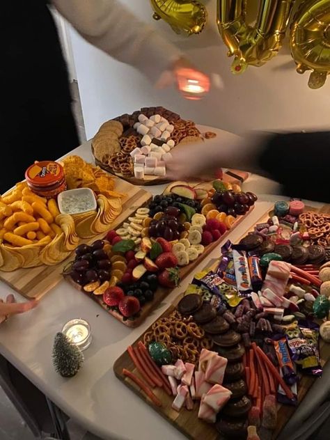 Movie Night Snack Set Up, Movie Night Platter, Boards Night Ideas, Bring Your Board Party, Bring Your Own Board Night, Bring A Board Night Christmas, Suprise Party Ideas For Best Friend, Girls Board Night, Movie Snacks Aesthetic