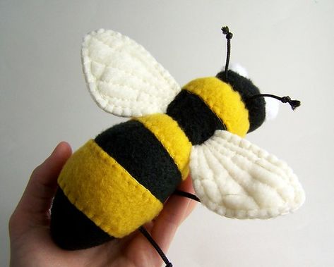 Bumble Bee Craft, Bee Hive Craft, Felt Craft Projects, Rabbit Soft Toy, Felt Crafts Patterns, Felt Crafts Christmas, Cute Sewing Projects, Felt Crafts Diy, Sewing Bee