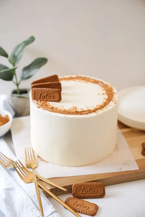 Cake Designs Inspiration, Biscoff Cake Aesthetic, Less Cream Cake Design, Lotus Biscoff Cake Recipe, Biscoff Wedding Cake, Biscoff Cake Design, Lotus Biscoff Cake Design, Fine Go Cake, Biscoff Cake Decoration