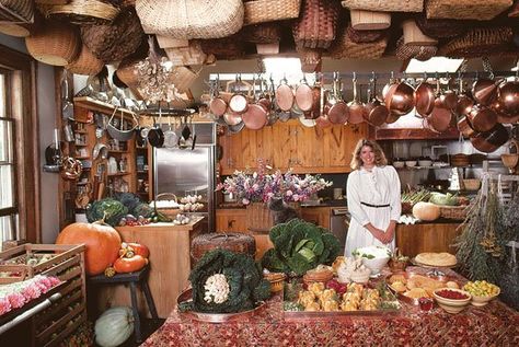 Martha's Turkey Hill Kitchen, Im still trying to get half that stuff and its been 20 something years. Martha Stewart Kitchen, Bedford New York, Turkey Hill, Martha Stewart Home, Lots Of Food, Sycamore Wood, Oak Kitchen Cabinets, Casa Vintage, Martha Stewart Living