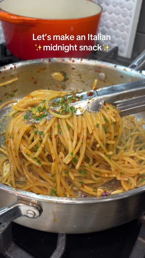 35K views · 688 reactions | No better late night 'snack' than aglio e olio 🍝 (heresyourbite/IG) | GrowingUpItalian | Mama Cass · Make Your Own Kind Of Music Late Night Food Ideas Easy Recipes, Late Night Snack Recipes, Late Night Snacks Easy, Aglio E Olio Recipe, Pasta Aglio E Olio, Late Night Dinner, Aglio E Olio, Pasta Water, Olive Oil Garlic