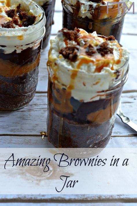 Amazing Brownies in a Jar Jar Dessert Recipes, Amazing Brownies, Mason Jar Desserts Recipes, Mason Jar Pies, Mason Jar Cakes, Brownies In A Jar, Jar Desserts, Mason Jar Desserts, Dessert Mini