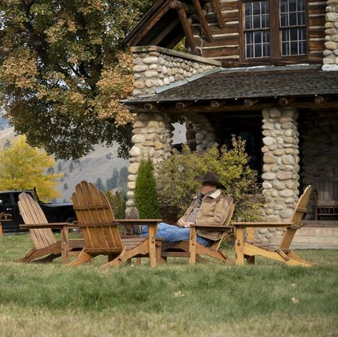 Where Is Yellowstone Filmed? - Is the Ranch From Kevin Costner's Show Real? Dutton Ranch Yellowstone House Interior, Yellowstone Home Decor, Dutton Ranch Yellowstone House, Mountain Porch, Yellowstone House, Yellowstone Decor, Yellowstone Cabin, Yellowstone Cast, Cozy Chairs