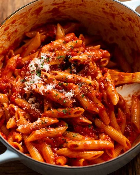 Penne all'arrabbiata (spicy tomato pasta) in a pot Spicy Tomato Pasta, Pizza And Coffee, Pasta Fish, Spicy Pasta Recipes, Pasta Italy, Red Pasta, Penne Pasta Recipes, Dinner Recipes With Ground Beef, Tomato Pasta Recipe