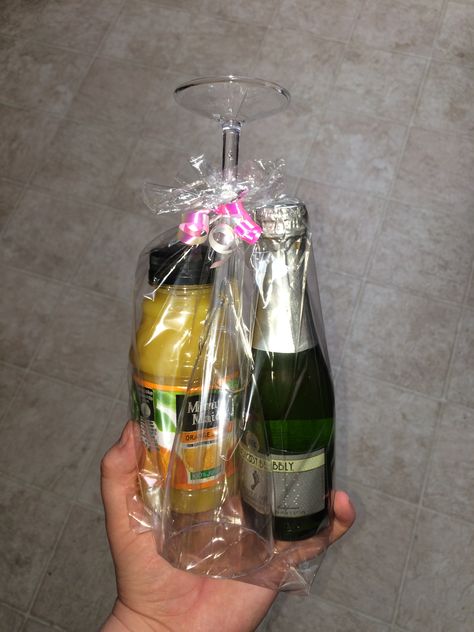 Mini Mimosa Kit I made as a graduation gift for my dental hygiene students. So fun and easy! 1 mini Barefoot Brut Cruvee Champagne, 1 mini orange juice, 1 plastic champagne glass from the Dollar Tree and a plastic gift bag from the Dollar Tree. Mini Mimosa Kit, Joululahjat Diy, Liquor Gifts, Boyfriend Gift Basket, Plastic Gift Bags, Easy Christmas Gifts, Alcohol Gifts, Cadeau Diy, Christmas Baskets