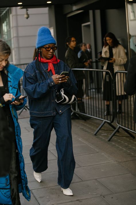 Week In Paris, Street Style Fall Winter, Fashion Week Trends, London Fashion Week Street Style, Top Street Style, Long Faux Fur Coat, Silk T Shirt, Denim Day, Office Outfit