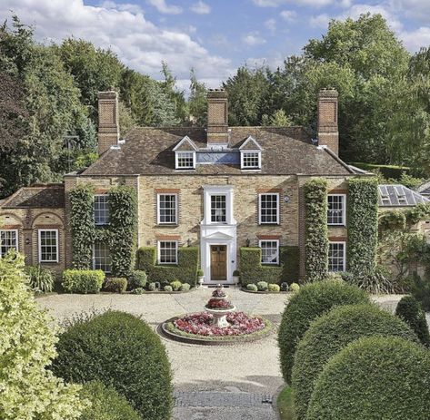 England Houses Country, English Manor Foyer, Home European Style, Country Manor Interior, New England Style Home Interior, English Country Exterior Homes, Country Manor House Interiors, Manor Style Homes, Antique House Exterior