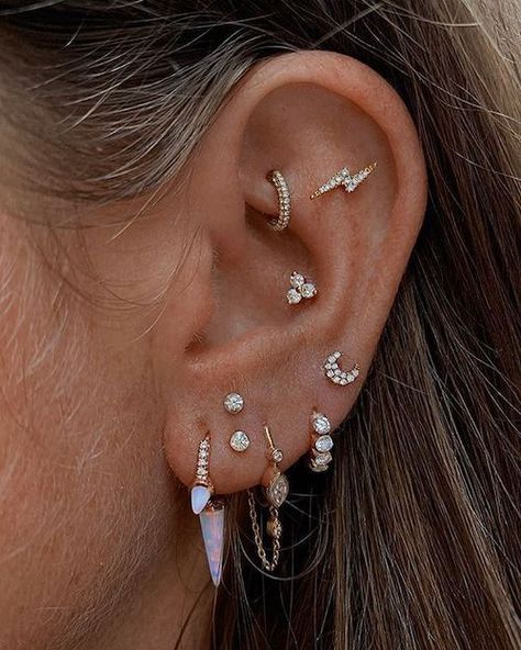 High Lobe Piercing, Constellation Piercings, Piercing Inspiration, Unique Ear Piercings, Ear Piercing Ideas, Ear Piercings Chart, Piercing Conch, Ear Lobe Piercings, Ear Art