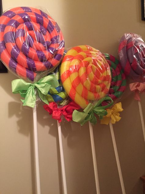 These giant lollipops are going in my lollipop woods section of candyland.  I am excited to see the children with these because at 5 foot tall, they will look as big as a tree to … Diy Giant Lollipops, Lollipops Diy, Giant Lollipop, Lollipop Decorations, Candy Props, Willy Wonka Party, Giant Lollipops, Diy Party Crafts, Candy Themed Party