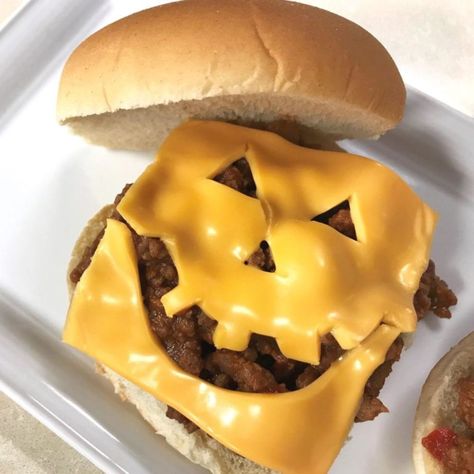 5 creative BBQ ideas for your Halloween party Halloween Bbq Food Ideas, Summerween Party Costume, Summer Ween Food, Summer Halloween Party Food, Halloween Summer Party, Summer Ween Ideas, Halloween Bbq, Summerween Food Ideas, Summerween Party Ideas