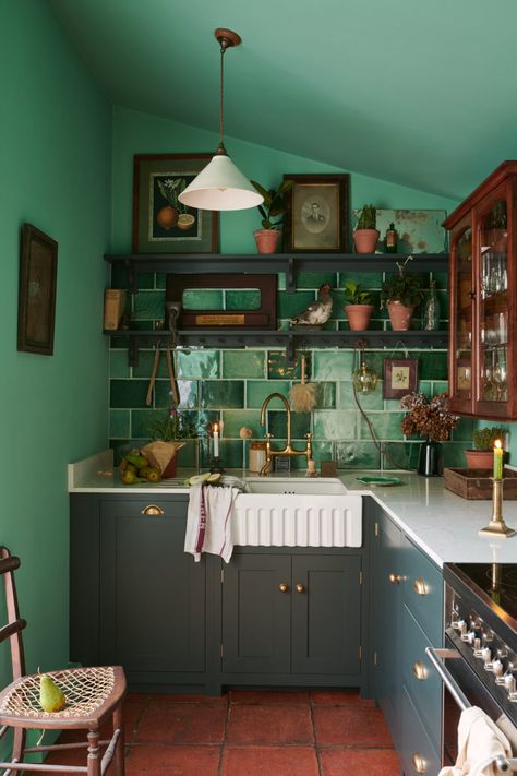 For The Love Of Kitchens - Big Dreams For A Small Kitchen - The deVOL Journal - deVOL Kitchens Kitchen Appliance Trends, Petite Kitchen, Green Kitchen Designs, Devol Kitchens, Table Farmhouse, English Kitchens, Classic Kitchen, Green Walls, Green Cabinets