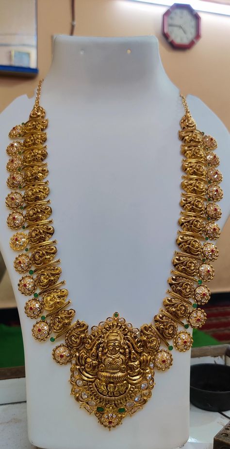 Temple Collection Jewellery, Temple Necklace Jewellery, Bottu Mala Jewellery Designs, Bottu Mala Designs, Long Haram Gold Jewellery Designs, Haram Designs Gold Latest, Long Haram Gold, Gold Choker Necklace Indian, Bottu Mala