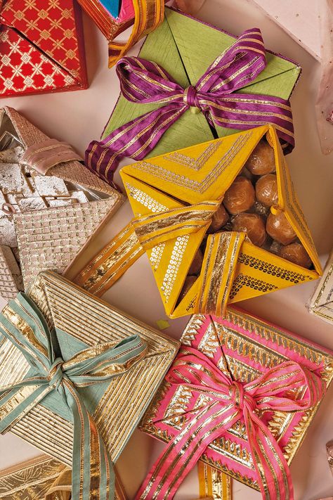 Indian Wedding Sweets Packing, Packing Sweets Ideas, Packing Ideas For Wedding Gift, Indian Wedding Gifting Ideas, Indian Gift Packing Ideas, Tray Packing Ideas Indian Weddings, Wedding Gifts For Guests Indian, Sweet Box Decoration Ideas, Wedding Gift Packaging Ideas