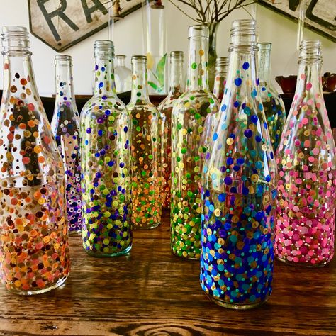 Painted Glass Bottles, Colored Glass Bottles, Hand Painted Wine Bottles, Hand Painted Bottles, Glass Bottle Diy, Diy Glass Bottle Crafts, Wine Bottle Art, Glass Bottles Art, Wine Bottle Diy Crafts