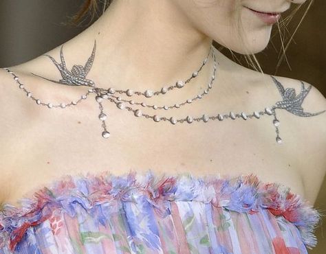 Chest Necklace Tattoo, Necklace Tattoos, Chanel Tattoo, Dear Woman, Tattoos Feminine, Pearl Tattoo, Body Paintings, Tattoo Son, Chain Tattoo