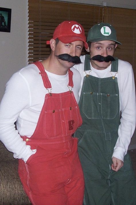 Mens Movie Halloween Costumes, Matching Guy Halloween Costumes, Funny Cute Halloween Costumes Couples, Male Couple Costumes, 2 Guys Costume Ideas, Halloween Costume Men Funny, Gay Guy Halloween Costume, Creative Men Costumes, Mens Duo Halloween Costumes