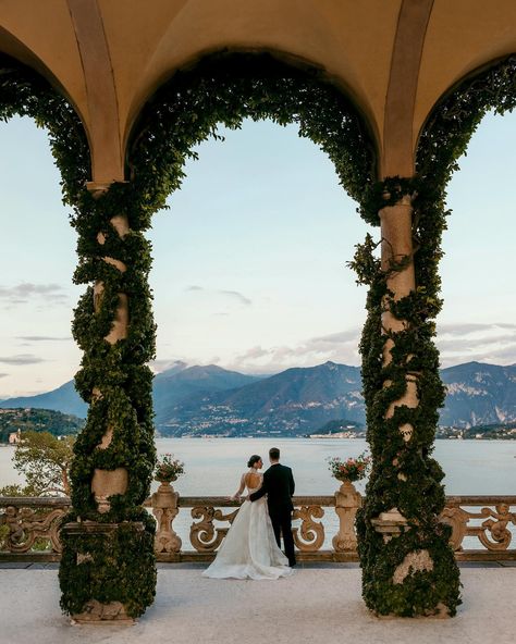 Villa Del Balbianello Wedding, Wedding Venues Lake, Como Italy Wedding, Balbianello Wedding, Wedding Trends 2023, Lake Como Italy Wedding, Wedding Dress Long Sleeve Lace, Lace Wedding Dress Long Sleeve, Wedding Lake Como