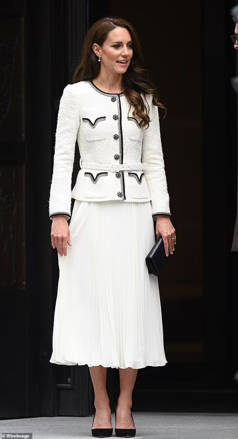 Royals who got Self-Portrait's style memo: Since Kate debuted British brand in 2016, Princess Beatrice, Meghan and Pippa have all got in on the act - and Carole Middleton showed off floral number at Royal Ascot | Daily Mail Online Princess Kate Outfits, Family Dinner Outfit, Kate Middleton Style Outfits, Kate Outfits, Looks Kate Middleton, Carole Middleton, Princess Catherine Of Wales, Queen Kate, Catherine Of Wales