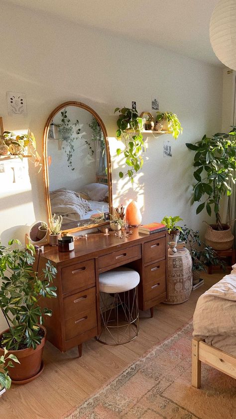 Vintage Boho House Aesthetic, Modern Artisinal Interior Design, Boho Bedroom Decor Apartment, Boho Vintage Room Decor, Bedroom Ideas With Lots Of Storage, Elegant Cottagecore Aesthetic, Housing Decor Ideas, Vintage Boho Bedroom Ideas, Vintage Plant Bedroom