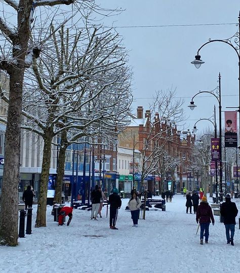 Life In READING, Berkshire 🇬🇧 on Instagram: “Reading Broad Street, Sunday Morning ❄️❄️❄️❄️🥶 #rdg #lovingrdg #rdguk #myrdg #snowing” Reading England, Reading Berkshire, Grammar School, Sunday Morning, Grammar, Street View, University, England, Reading