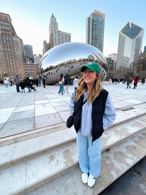 Chicago In The Winter Outfit, Rainy Chicago Outfit, Outfit Inspo For Chicago Winter, Modest Nyc Outfits, Cute Chicago Outfits Cold Weather, Cold Chicago Outfits, Outfits With Ny Hat, Green Hat Outfit Winter, Boston City Outfits