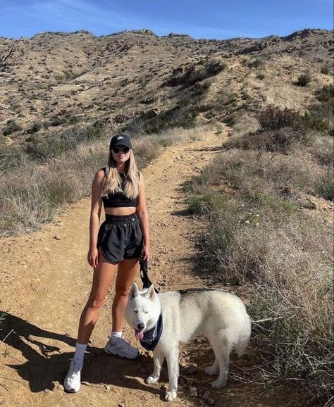 Summer Dog Walking Outfit, Dog Walking Outfit Summer, Yosemite Outfit Summer, Dog Walker Aesthetic, Dog Walk Outfit, Hawaii Hiking Outfit, Hike Outfits, Summer Camp Outfits, Dog Walking Outfit