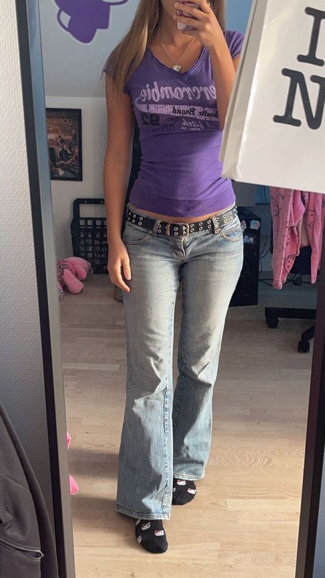 00s Mom Fashion, 2000s Polo Shirt Outfit, Basic 2000 Outfit, 2000s Spring Outfits, Bebe Outfit Y2k, 2000s Mom Outfit, 2000s Workout Outfit, 2000s Spring Fashion, 2000s College Aesthetic