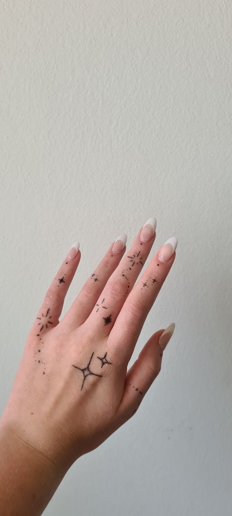 What To Doodle On Your Hand, Small Doodles On Hand, Simply Hand Tattoos, Things To Draw On Your Hand In School, Easy Hand Designs, Drawing On Ur Hand Ideas, Sharpie Hand Drawings, Cool Things To Doodle On Your Hand, Easy Drawing To Do On Your Hand