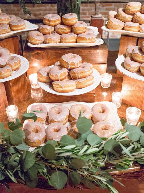 Doughnuts are always a good idea! This glazed doughnut dessert bar is pretty AND delicious.  http://trib.al/gRoxqcY Donut Bar Wedding, Dessert Buffet Wedding, Wedding Buffet Food, Donut Display, Buffet Dessert, Diy Dessert, Wedding Donuts, Donut Bar, Dessert Station