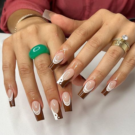 Simple Brown And White Nails, Brown White And Gold Nails, Brown And White Nail Ideas, White And Brown Nails Design, Good Nails Designs, Brown And White Almond Nails, Brown And White French Tip Nails, Brown Nails With White Tips, Brown And White Acrylic Nails