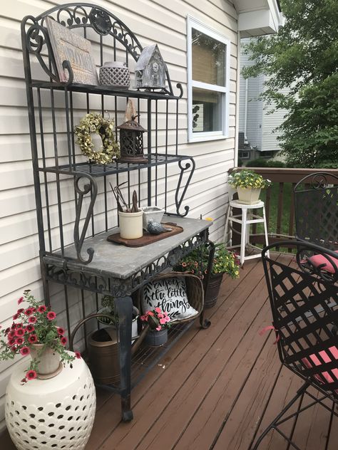 Outdoor Shelves Decoration, Outdoor Bakers Rack Decorating Patio, Outdoor Shelf Decor, Porch Shelves, Bakers Rack Decorating, Outdoor Bakers Rack, Deck Furniture Layout, Summer Front Porch Decor, Outdoor Shelves