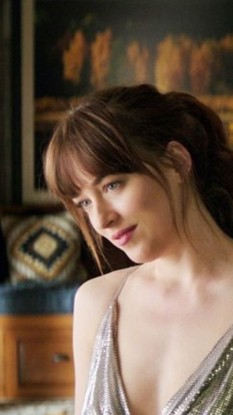 Anastasia Steele Outfits, Dakota Johnson Hair, Anastasia Grey, Dakota Mayi Johnson, Dakota Johnson Style, Anastasia Steele, Marie Osmond, Best Friend Poses, Fifty Shades Freed