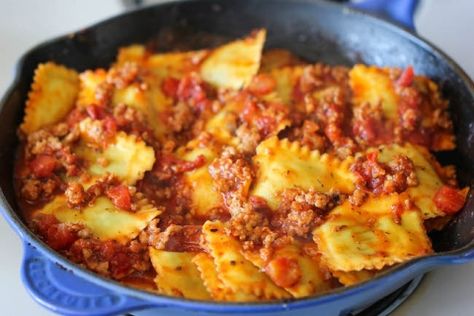 Ravioli and Italian Sausage Skillet - Cheesy comfort food at its best made in less than 30 min. You can't beat that! Meat Ravioli Recipe, Italian Sausage Skillet, Beef Ravioli Recipe, Ravioli Sauce, Monday Dinner, Sausage Skillet, Skillet Lasagna, Ravioli Recipe, Easy Skillet