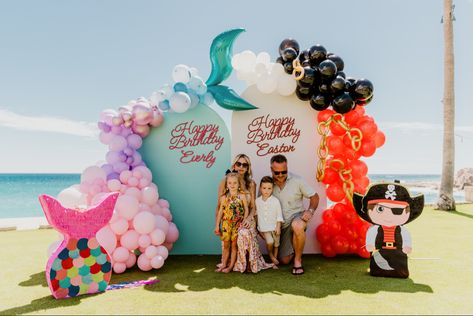 Twin Birthday Decoration Ideas, Sibling Birthday Theme Ideas, Twins Birthday Backdrop, Twins Balloon Decoration, Mixed Gender Birthday Party Ideas, Girl Boy Birthday Party Theme, Double Party Ideas, Twins 5th Birthday Party Ideas, 1st And 5th Combined Birthday Party