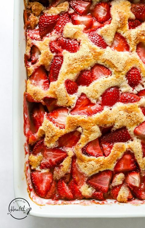 Strawberry Cobbler Strawberry Cobbler Frozen Strawberries, Strawberry Air Fryer Recipes, Quick Strawberry Desserts, Easy Strawberry Cobbler, Strawberry Cobbler Recipe, Strawberry Cobbler Recipes, Desserts Simple, Cobbler Recipes Easy, Cobbler Easy