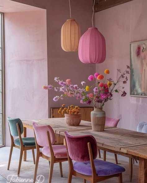 Pink Walls Kitchen, Pink Wall Kitchen, Colour Dining Chairs, Colorful Minimalist Living Room, Dining Room Colorful, Pink Dining Room, Colorful Dining Room, Pastel Interior, Decoration Inspiration