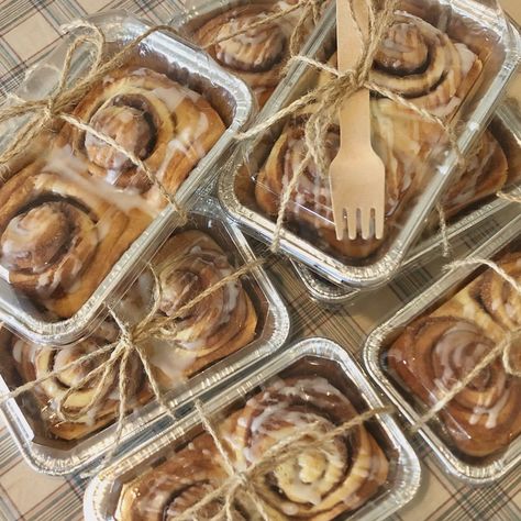 Baked Good Gift Basket Ideas, Artisan Baked Goods, Bakery To Go Packaging, Breakfast Shop Ideas, Farmers Market Cinnamon Rolls, Dessert Packing Ideas, Diy Baked Goods Packaging, Bake Stand Display, Baked Goods Small Business