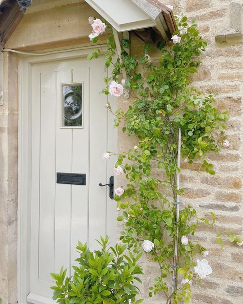 Cottage Style Front Doors, Garden Sauna, Cottage Style Doors, Country Front Door, Cottage Front Doors, English Country Cottages, Cotswold Cottage, Country Cottage Interiors, Cottage Porch