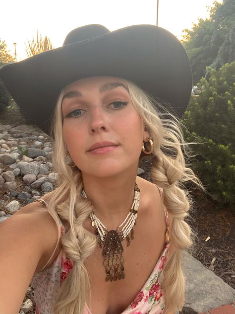 Black cowboy hat with long braided hairstyles for summer concert. Costal Cowgirl Hairstyles, Braids Cowboy Hat, Country Theme Hairstyles, Hair Under Cowboy Hat, Cowgirl Hat With Braids, Hair Ideas With Cowboy Hat, Hairstyles For Wearing A Cowboy Hat, Hairstyles Under Cowboy Hat, Cowboy Hat With Ponytail