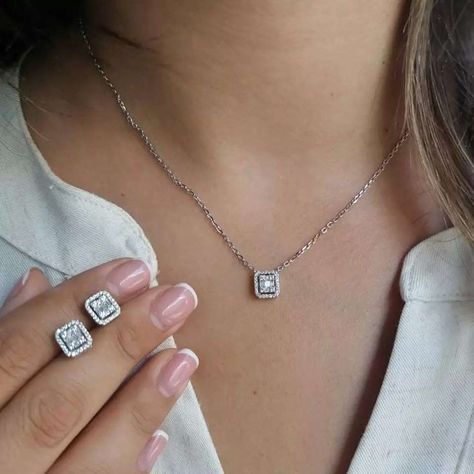 Classy Jewelry Necklaces, Sleek Diamond Necklace, Small Diamond Pendant, Handmade Jewelry Ideas, Jewelry Classy, Eternity Necklace, Small Pendants, Sparkly Accessories, Diamond Pendent