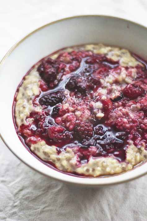 Easy Porridge Recipes, Mixed Berry Oatmeal, Madeleine Olivia, Low Carb Vegan Breakfast, Acid Reflux Diet Meals, Berry Oatmeal, Breakfast Porridge, Reflux Diet, Acid Reflux Diet