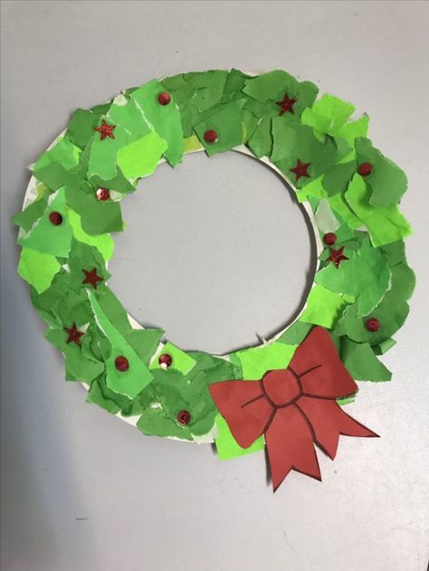 Paper Plate Wreath Craft, Christmas Craft With Paper Plates, Torn Paper Christmas Craft, Christmas Craft Paper Plate, Torn Paper Christmas Art, Christmas Wreath Preschool Craft, Paper Plate Wreaths For Kids Christmas, Christmas Wreath Craft Preschool, Paper Plate Crafts For Kids Christmas