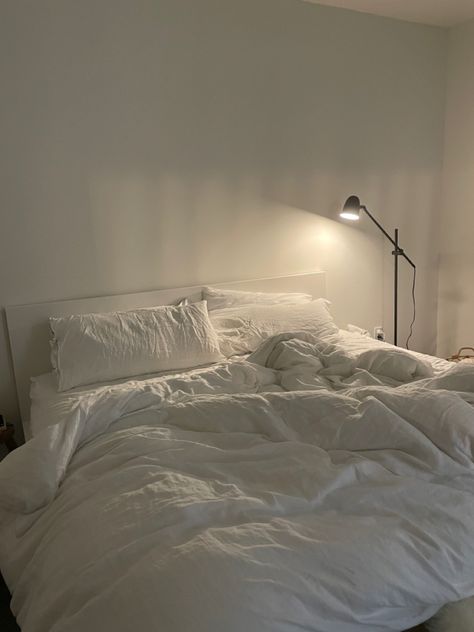 Bed Aesthetic, Minimal Bedroom, Modern Minimalist Bedroom, Minimalist Bedroom Design, Simple Room, Redecorate Bedroom, Minimalist Room, Room Design Bedroom, Room Makeover Bedroom