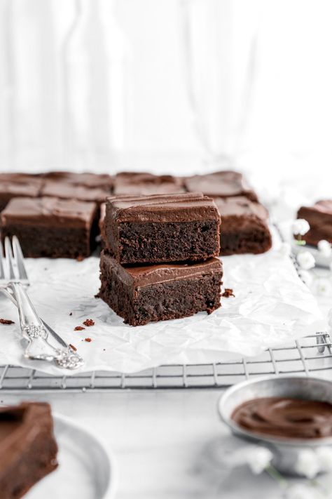 Sometimes, all you need are fudgy frosted brownies! This irresistible recipe combines rich chocolate flavor with a creamy, fudgy frosting. Perfect for a quick and easy homemade dessert! Fudge Topped Brownies, Thick Fudge Brownies, Fudge Brownies With Frosting, Brownie With Frosting, Cherry Cheescake, Iced Brownies, Fudgy Frosting, Brownies With Frosting, Lemon Thumbprint Cookies