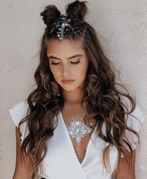 Electro Festival Outfit, Coachella Hair, Coachella Makeup, Face Rhinestones, Glitter Bar, Look Festival, Festival Inspo, Fest Outfits, Rave Makeup