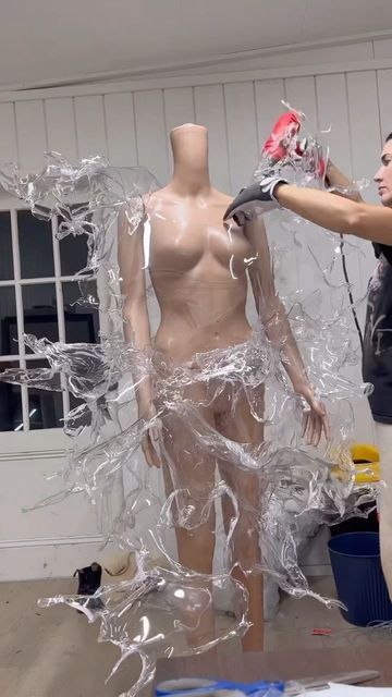 World of WearableArt (WOW) on Instagram: "The making of Tears Unseen 🤍 WOW designer @carena_west spent many late nights shaping, welding, pulling apart and starting again to get her stunning final result. Watch to the end to see this stunning work brought to life onstage, and check out our previous reel for more about this beautiful wearable art. Thanks for sharing your creation process with us @carena_west" Fashion Made Out Of Recycled Materials, Wearable Art Clothing Diy, Wearable Art Recycled, Fashion Creatives, World Of Wearable Art, Structured Fashion, Wearable Sculpture, Wearable Art Fashion, Cosplay Art