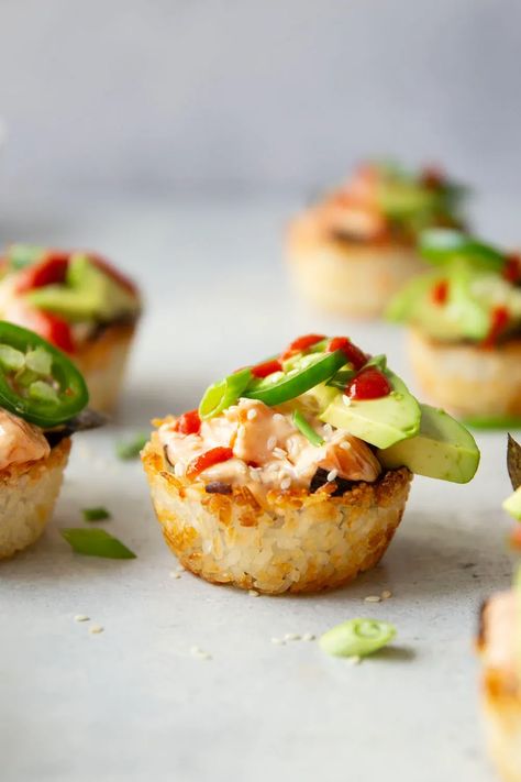 These spicy salmon sushi cups feature crispy rice cups filled with a sriracha salmon filling and topped with lots of fresh avocado and jalapeno. Sushi Appetizers Ideas, Salmon Sushi Cups, Sushi Cups, Rice Cups, Spicy Salmon Sushi, Sriracha Salmon, Salmon Appetizer, Crispy Salmon, Flaked Salmon