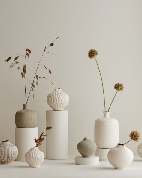 Trendy Vases 2023, Minimalist Vase Flower, Clay Vases Aesthetic, Vase Photography Ideas, Vases Photoshoot, Vase Photoshoot, Japandi Flowers, Neutral Ceramics, Japandi Vase