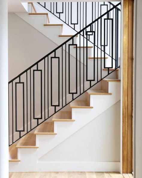 “16 Creative Stair Railing Ideas To Develop a Focal Point in Your Home Stair railing decor matters. It can make or break the staircase’s look. To help you style it, here we listed 16 stair railing ideas you must check out” Reling Design, Staircase Molding, Stair Railing Ideas, درابزين السلم, Stairs Trim, درج السلم, Metal Stair Railing, Interior Stair Railing, Modern Stair Railing