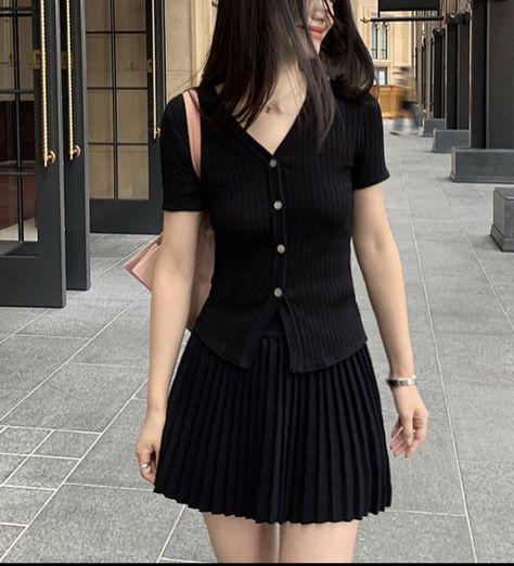 Skirt With Stockings Outfit Black, Outfit For Rectangle Body Shape, Short Black Dress Aesthetic, Outfit First Date, Classy Edgy Outfits, Minimalist Fashion Women, Winter Fashion Outfits Casual, Stylish Work Attire, Casual Day Outfits